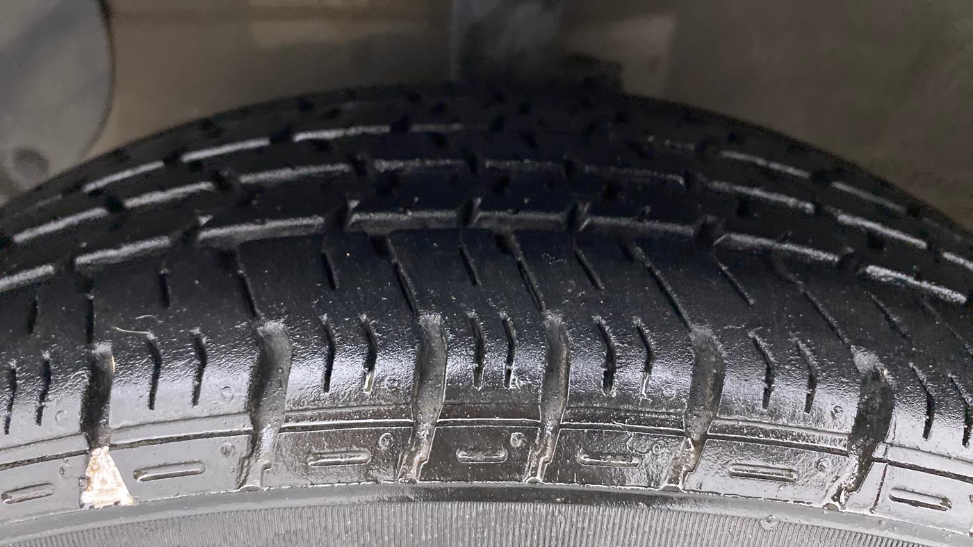 2017 Hyundai Grand i10 SPORTZ (O) 1.2 AT VTVT, Petrol, Automatic, 65,281 km, Left Front Tyre Tread
