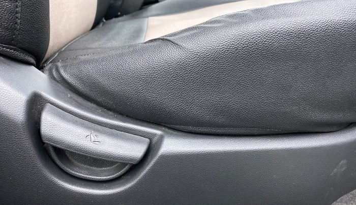 2017 Hyundai Grand i10 SPORTZ (O) 1.2 AT VTVT, Petrol, Automatic, 65,281 km, Driver Side Adjustment Panel
