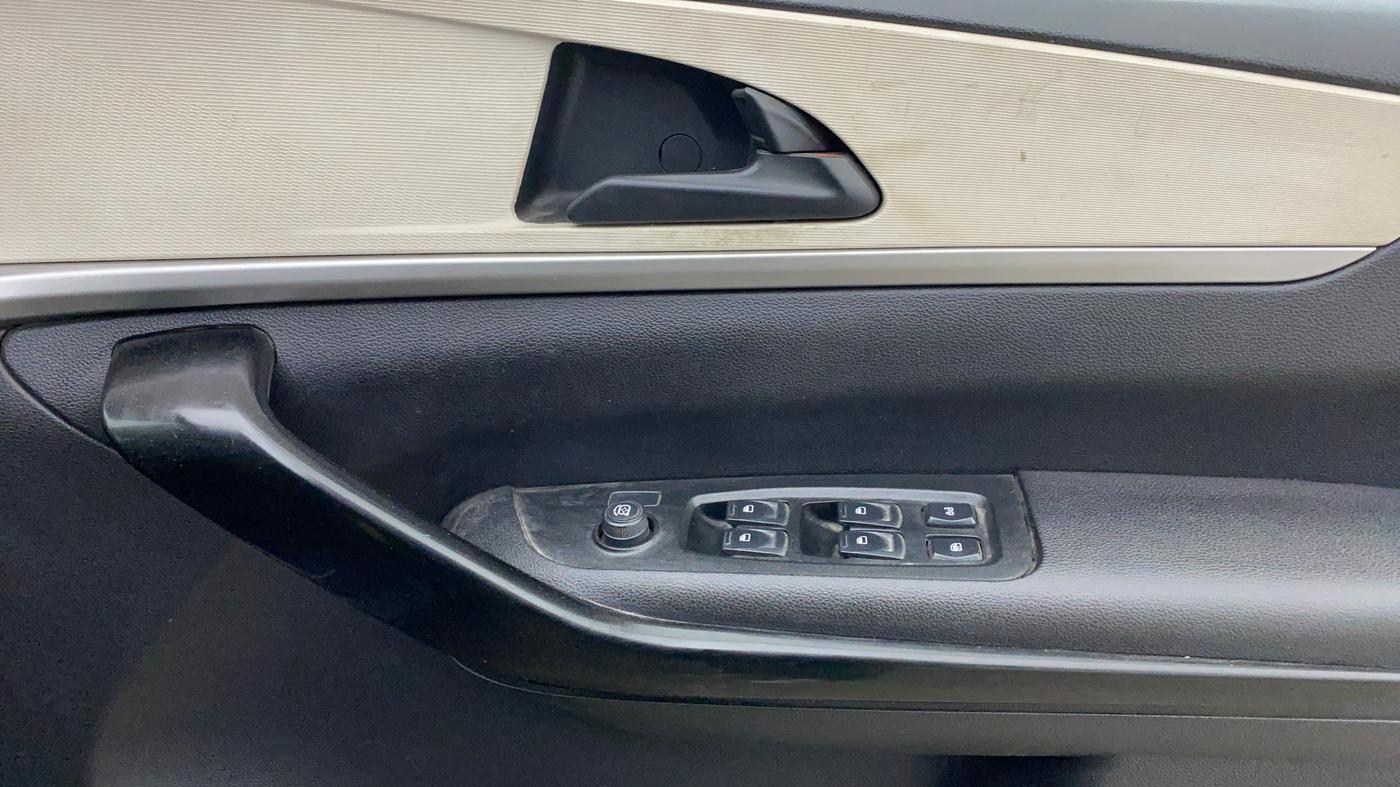 2022 Mahindra XUV700 AX 5 P MT 5 STR, Petrol, Manual, 41,551 km, Driver Side Door Panels Control