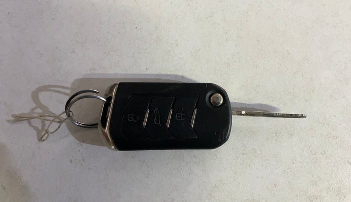 2022 Mahindra XUV700 AX 5 P MT 5 STR, Petrol, Manual, 41,551 km, Key Close Up