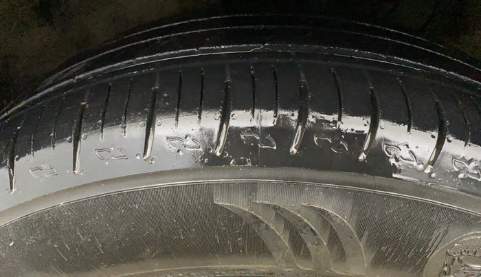 2022 Mahindra XUV700 AX 5 P MT 5 STR, Petrol, Manual, 41,551 km, Left Front Tyre Tread