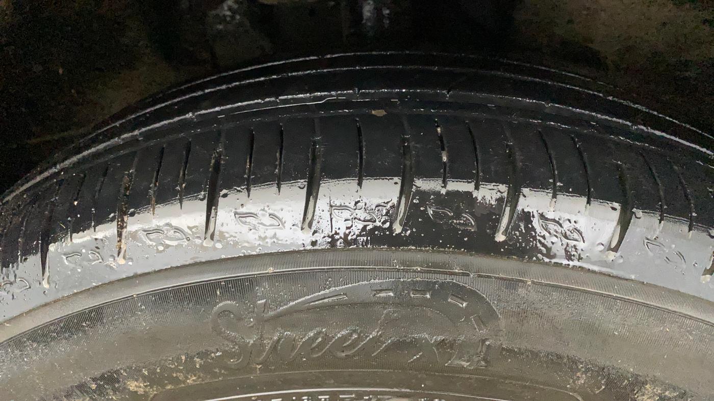 2022 Mahindra XUV700 AX 5 P MT 5 STR, Petrol, Manual, 41,551 km, Right Front Tyre Tread