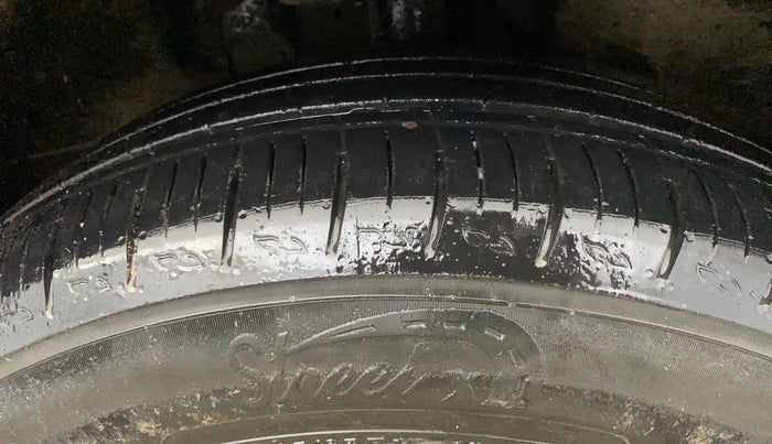 2022 Mahindra XUV700 AX 5 P MT 5 STR, Petrol, Manual, 41,551 km, Right Front Tyre Tread