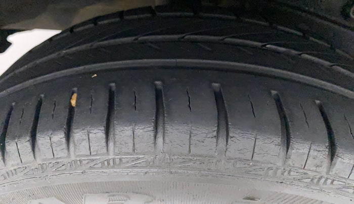 2013 Toyota Etios Liva G, Petrol, Manual, 75,804 km, Right Rear Tyre Tread