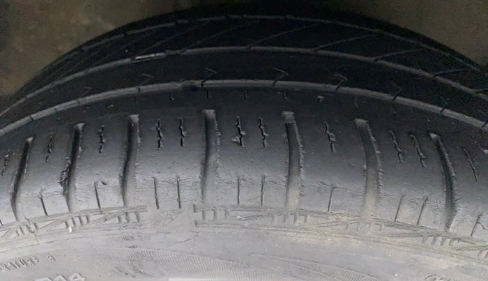 2013 Toyota Etios Liva G, Petrol, Manual, 75,804 km, Right Front Tyre Tread