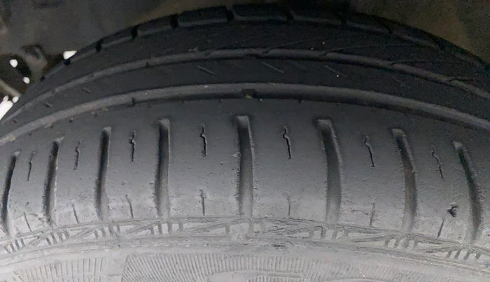 2013 Toyota Etios Liva G, Petrol, Manual, 75,804 km, Left Front Tyre Tread