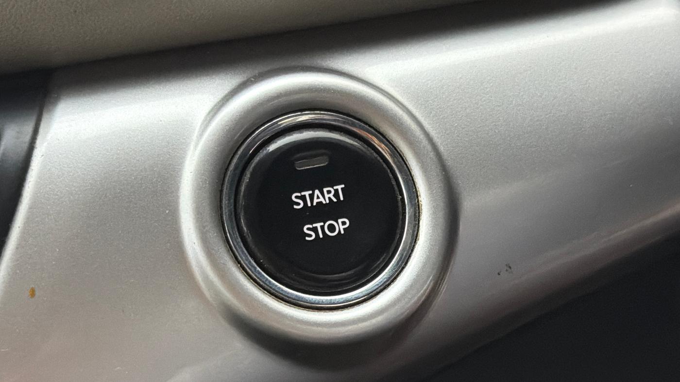2021 Mahindra XUV700 AX 7 P MT 7 STR, Petrol, Manual, 73,146 km, Keyless Start/ Stop Button
