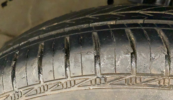 2015 Maruti Swift LXI (O), Petrol, Manual, 87,184 km, Right Front Tyre Tread