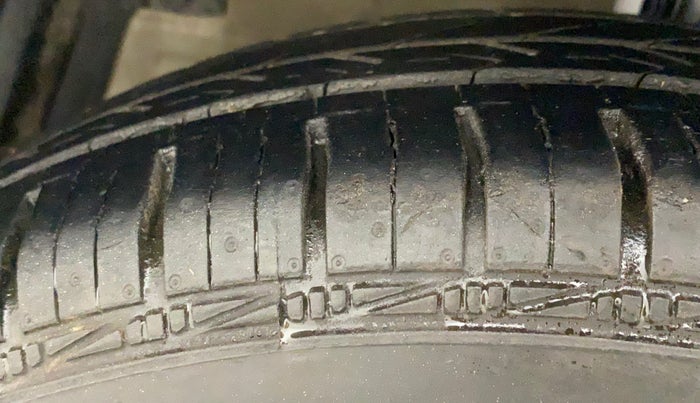 2015 Maruti Swift LXI (O), Petrol, Manual, 87,184 km, Left Front Tyre Tread