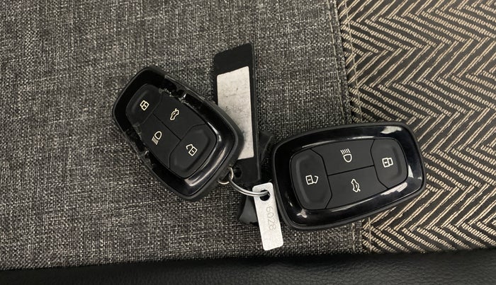 2024 Tata ALTROZ XZ PETROL, Petrol, Manual, 11,792 km, Key Close Up