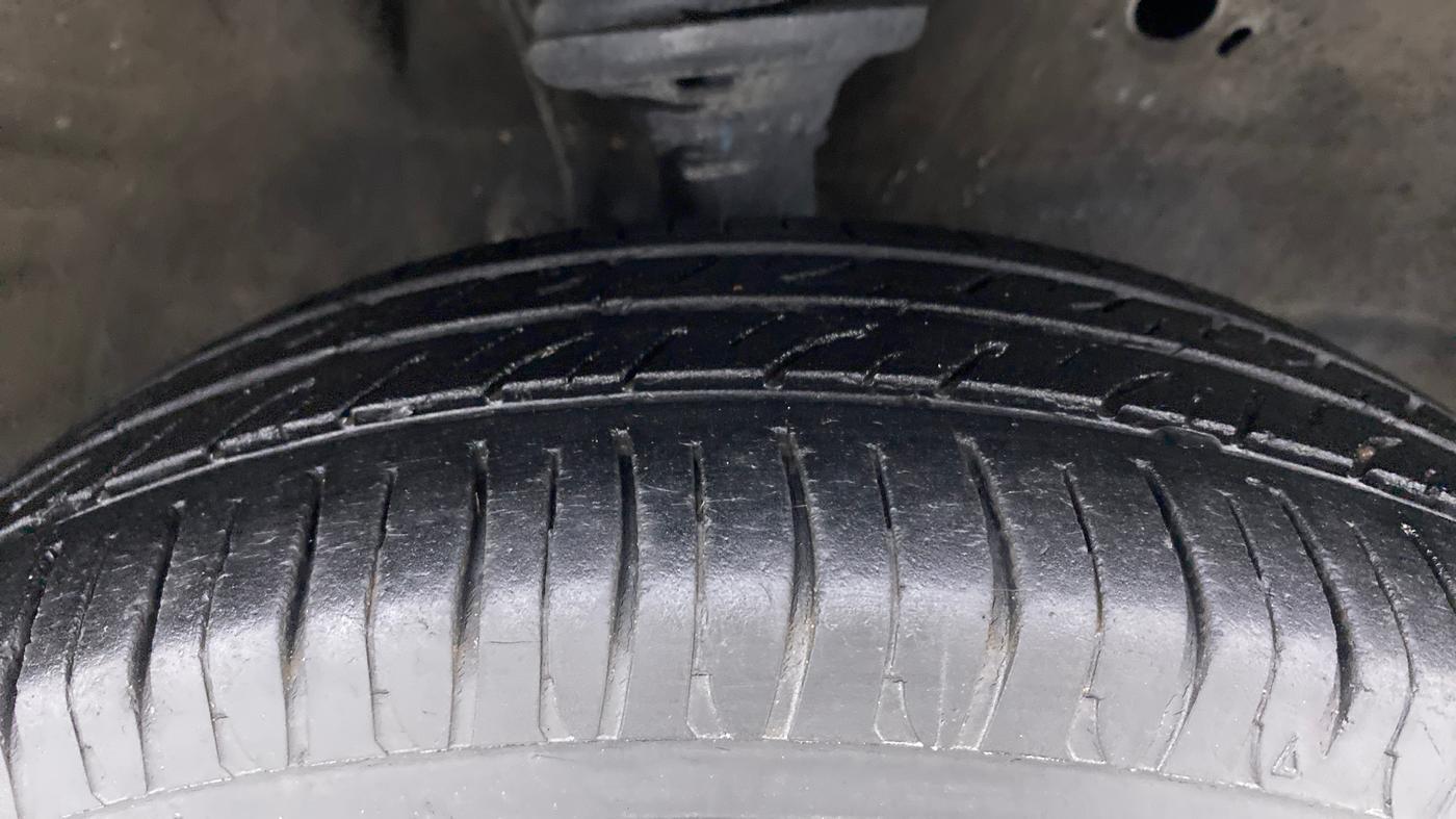 2013 Maruti Wagon R 1.0 VXI, Petrol, Manual, 62,438 km, Right Front Tyre Tread