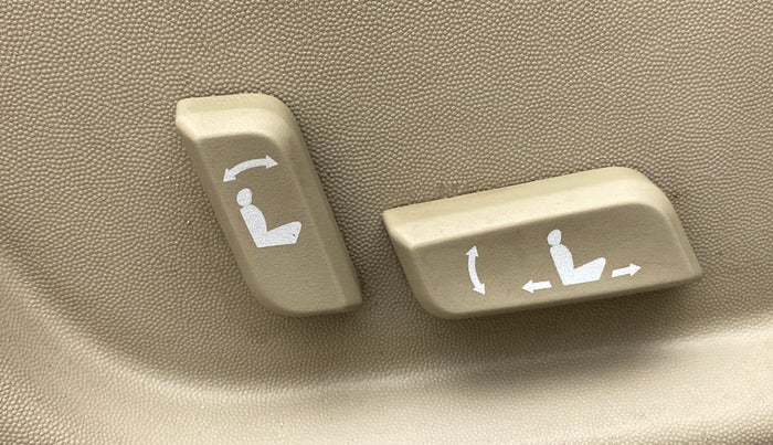 2017 Mahindra XUV500 W10 AT, Diesel, Automatic, 80,138 km, Electrically Adjustable Driver's Seat