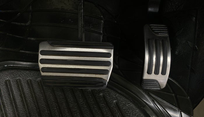 2017 Mahindra XUV500 W10 AT, Diesel, Automatic, 80,138 km, Pedals