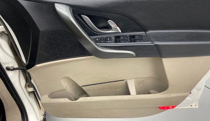 2017 Mahindra XUV500 W10 AT, Diesel, Automatic, 80,138 km, Driver Side Door Panels Control