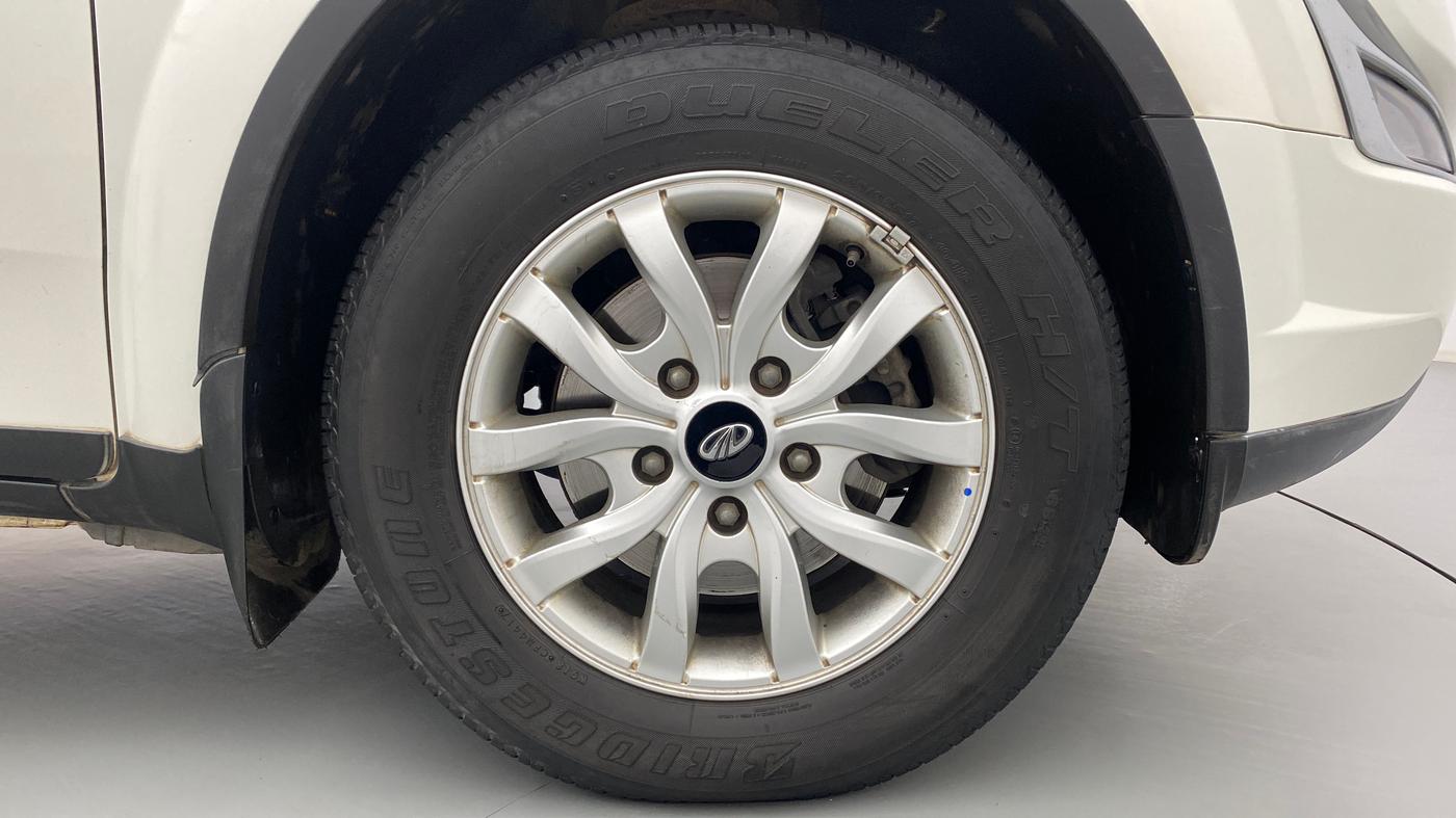 2017 Mahindra XUV500 W10 AT, Diesel, Automatic, 80,138 km, Right Front Wheel