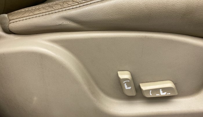 2017 Mahindra XUV500 W10 AT, Diesel, Automatic, 80,138 km, Driver Side Adjustment Panel