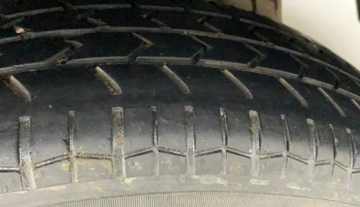 2014 Maruti Swift Dzire VXI, Petrol, Manual, 84,122 km, Left Rear Tyre Tread