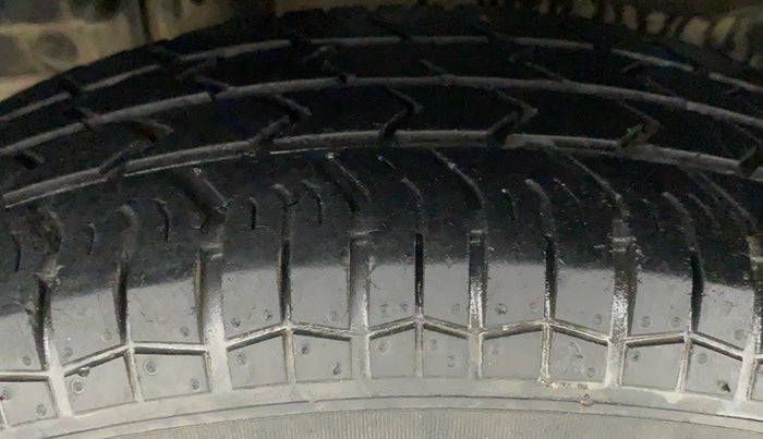 2014 Maruti Swift Dzire VXI, Petrol, Manual, 84,122 km, Right Rear Tyre Tread