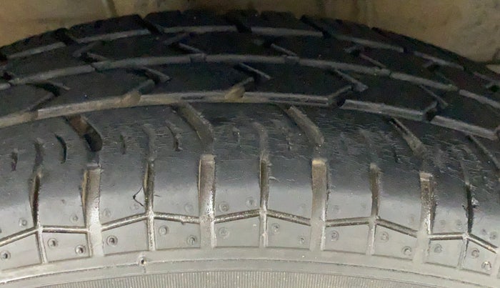 2014 Maruti Swift Dzire VXI, Petrol, Manual, 84,122 km, Right Front Tyre Tread