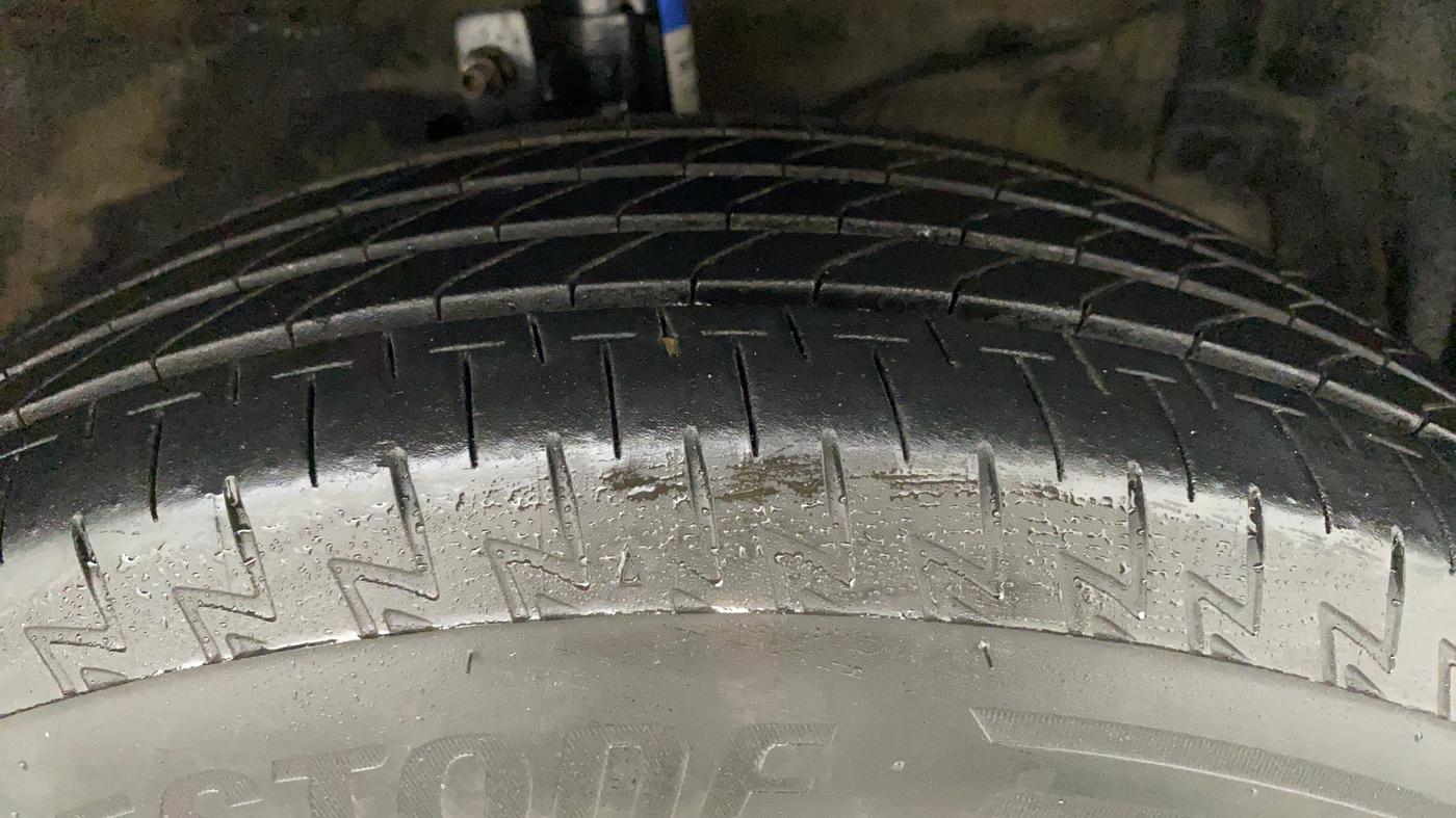 2014 Maruti Swift Dzire ZXI, Petrol, Manual, 62,842 km, Right Front Tyre Tread