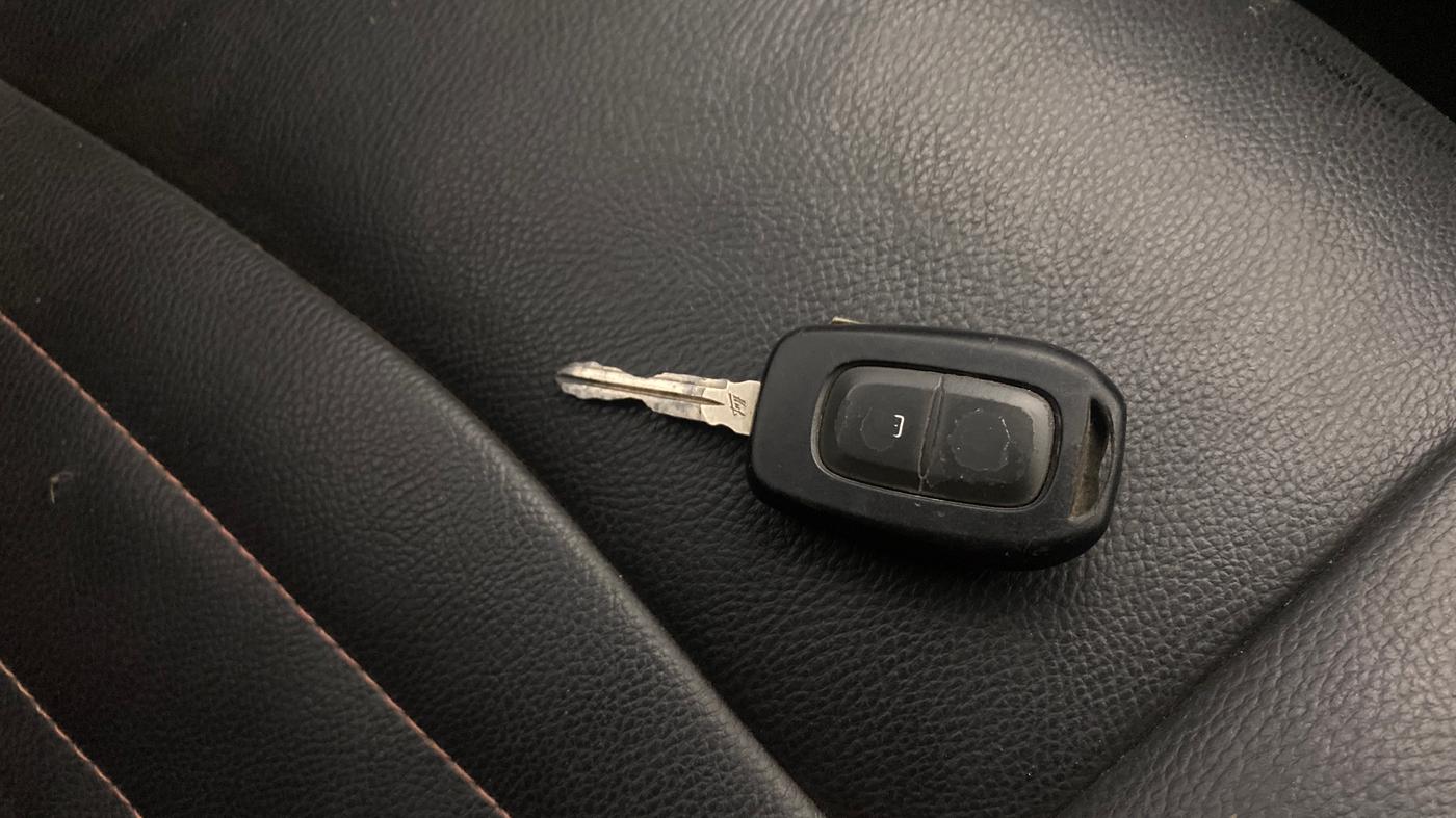2020 Renault TRIBER RXL MT, Petrol, Manual, 63,852 km, Key Close Up