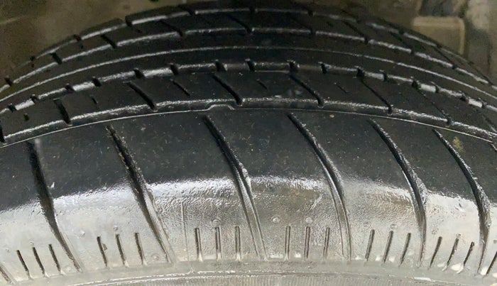 2017 Maruti Swift ZXI D, Petrol, Manual, 62,292 km, Right Front Tyre Tread