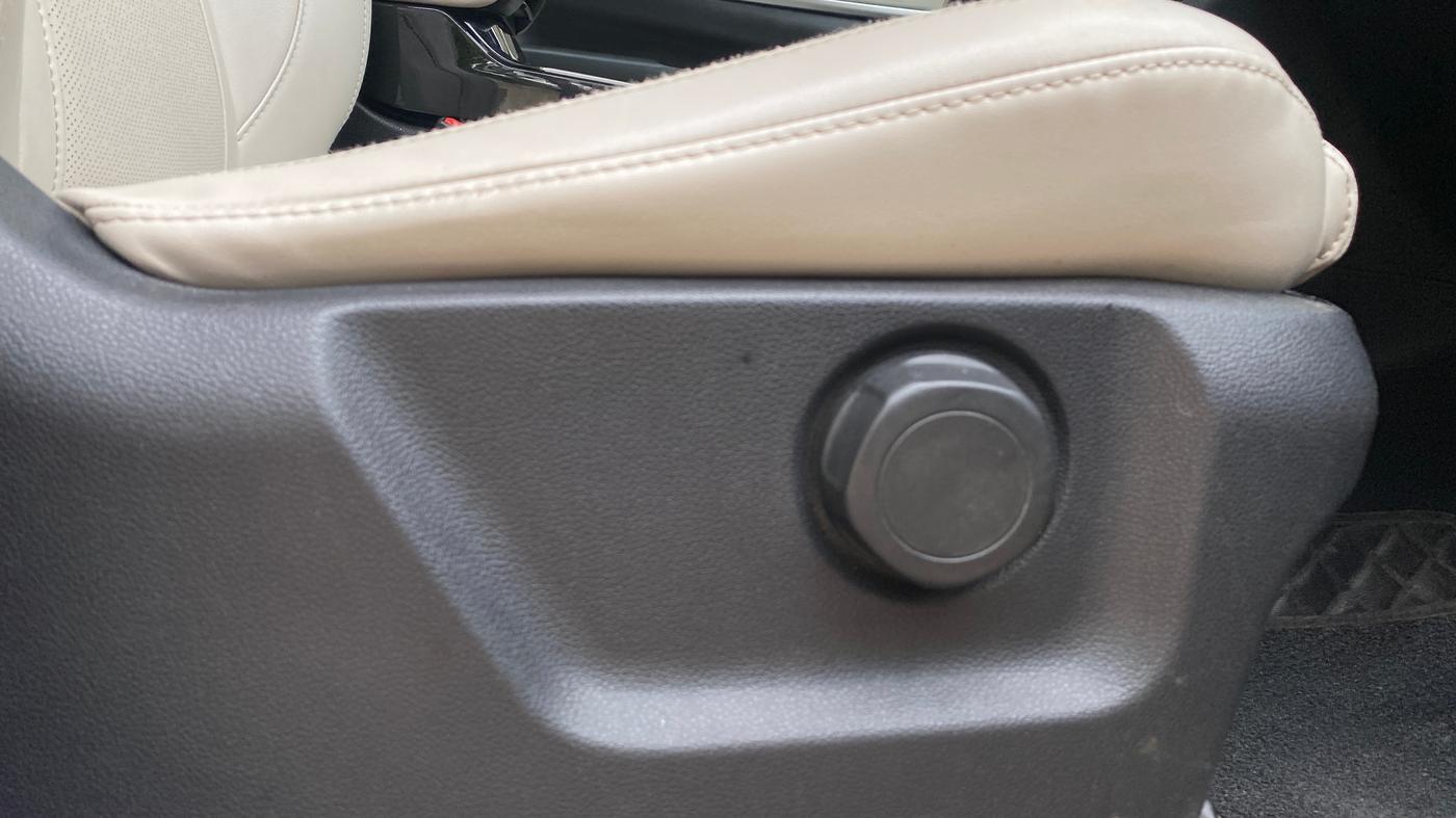 2021 Mahindra XUV700 AX 7 LUXURY P AT 7 STR, Petrol, Automatic, 65,764 km, Driver Side Adjustment Panel
