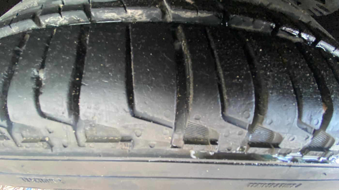 2021 Mahindra XUV700 AX 7 LUXURY P AT 7 STR, Petrol, Automatic, 65,764 km, Left Front Tyre Tread