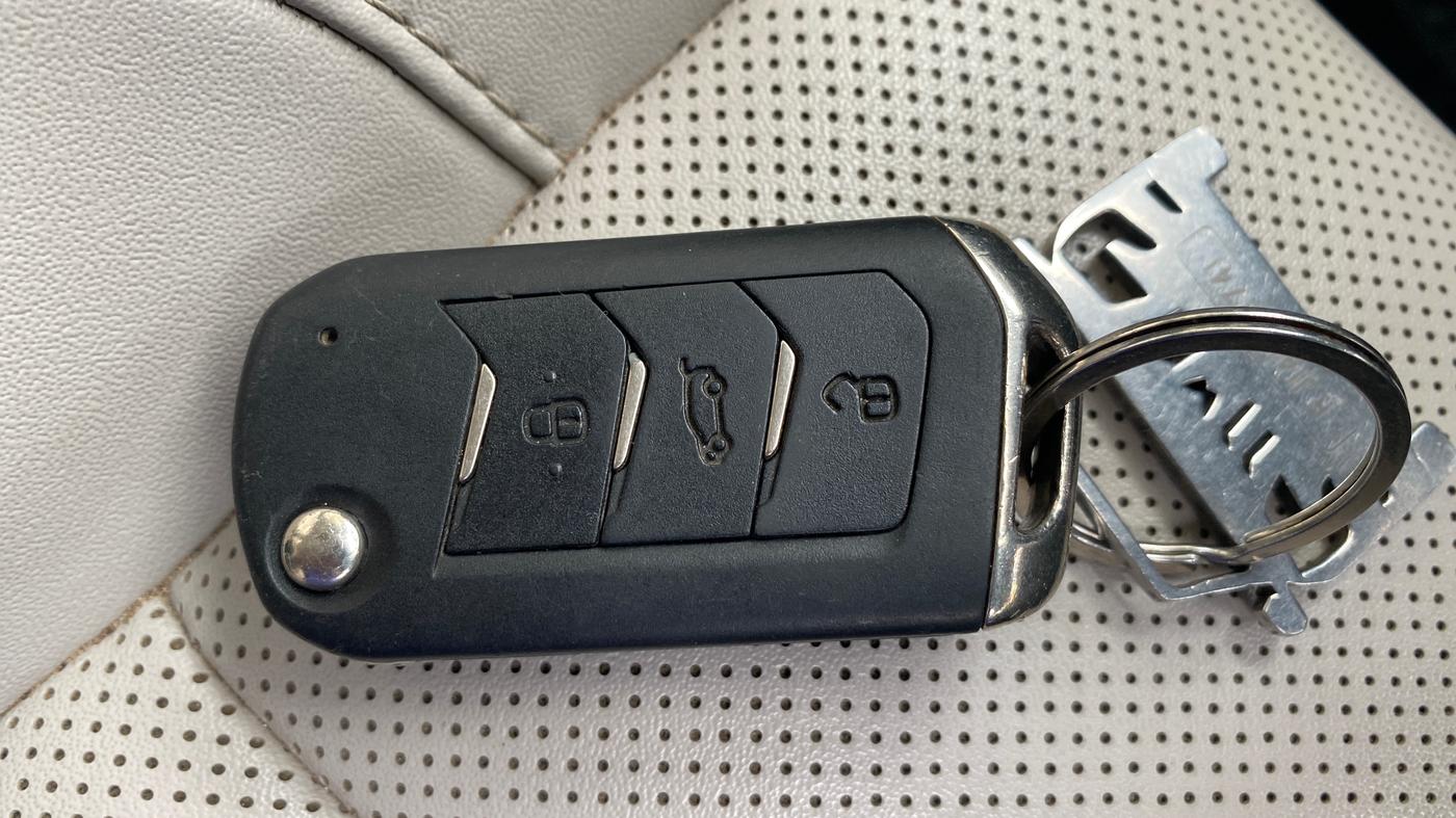 2021 Mahindra XUV700 AX 7 LUXURY P AT 7 STR, Petrol, Automatic, 65,764 km, Key Close Up