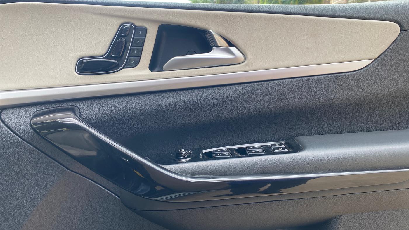2021 Mahindra XUV700 AX 7 LUXURY P AT 7 STR, Petrol, Automatic, 65,764 km, Driver Side Door Panels Control