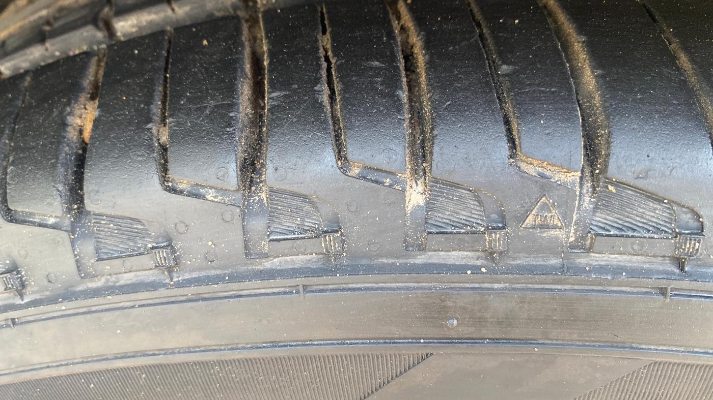 2021 Mahindra XUV700 AX 7 LUXURY P AT 7 STR, Petrol, Automatic, 65,764 km, Right Front Tyre Tread
