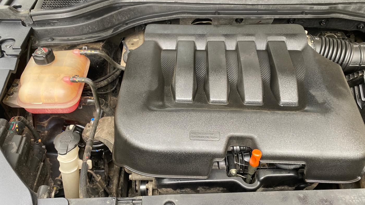 2021 Mahindra XUV700 AX 7 LUXURY P AT 7 STR, Petrol, Automatic, 65,764 km, Engine View - Right