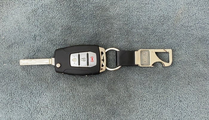 2019 Mahindra XUV300 W8 (O) 1.5 DIESEL AMT, Diesel, Automatic, 41,999 km, Key Close Up
