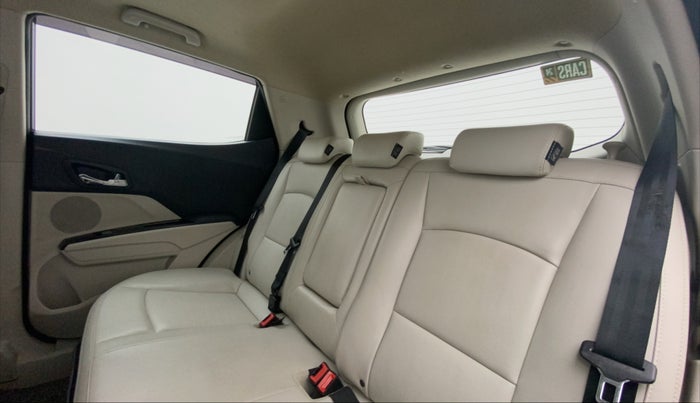 2019 Mahindra XUV300 W8 (O) 1.5 DIESEL AMT, Diesel, Automatic, 41,999 km, Right Side Rear Door Cabin