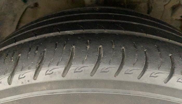 2019 Mahindra XUV300 W8 (O) 1.5 DIESEL AMT, Diesel, Automatic, 41,999 km, Right Front Tyre Tread