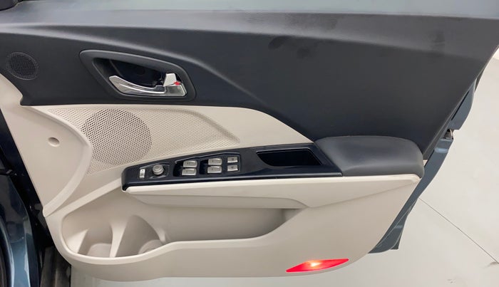 2019 Mahindra XUV300 W8 (O) 1.5 DIESEL AMT, Diesel, Automatic, 41,999 km, Driver Side Door Panels Control