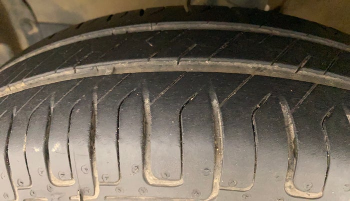 2011 Maruti Ritz LXI, Petrol, Manual, 86,404 km, Left Front Tyre Tread
