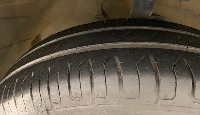 2011 Maruti Ritz LXI, Petrol, Manual, 86,404 km, Right Front Tyre Tread