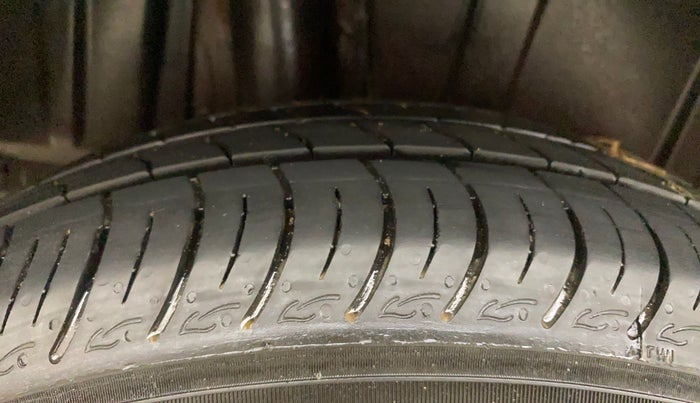 2020 Maruti Ertiga ZXI+ SHVS, Petrol, Manual, 94,315 km, Right Rear Tyre Tread