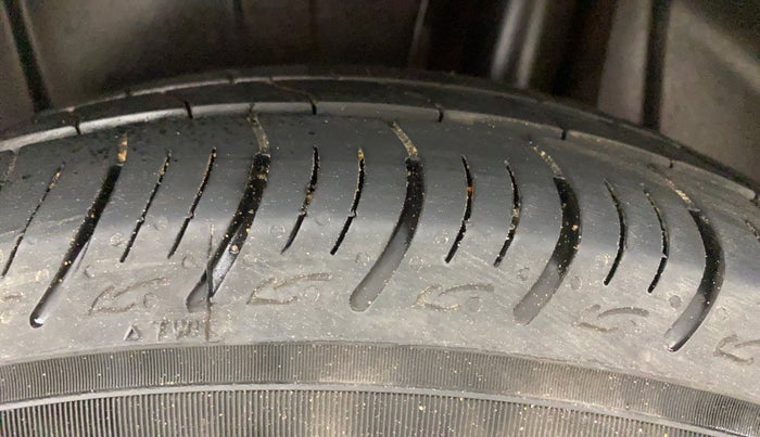 2020 Maruti Ertiga ZXI+ SHVS, Petrol, Manual, 94,315 km, Left Rear Tyre Tread