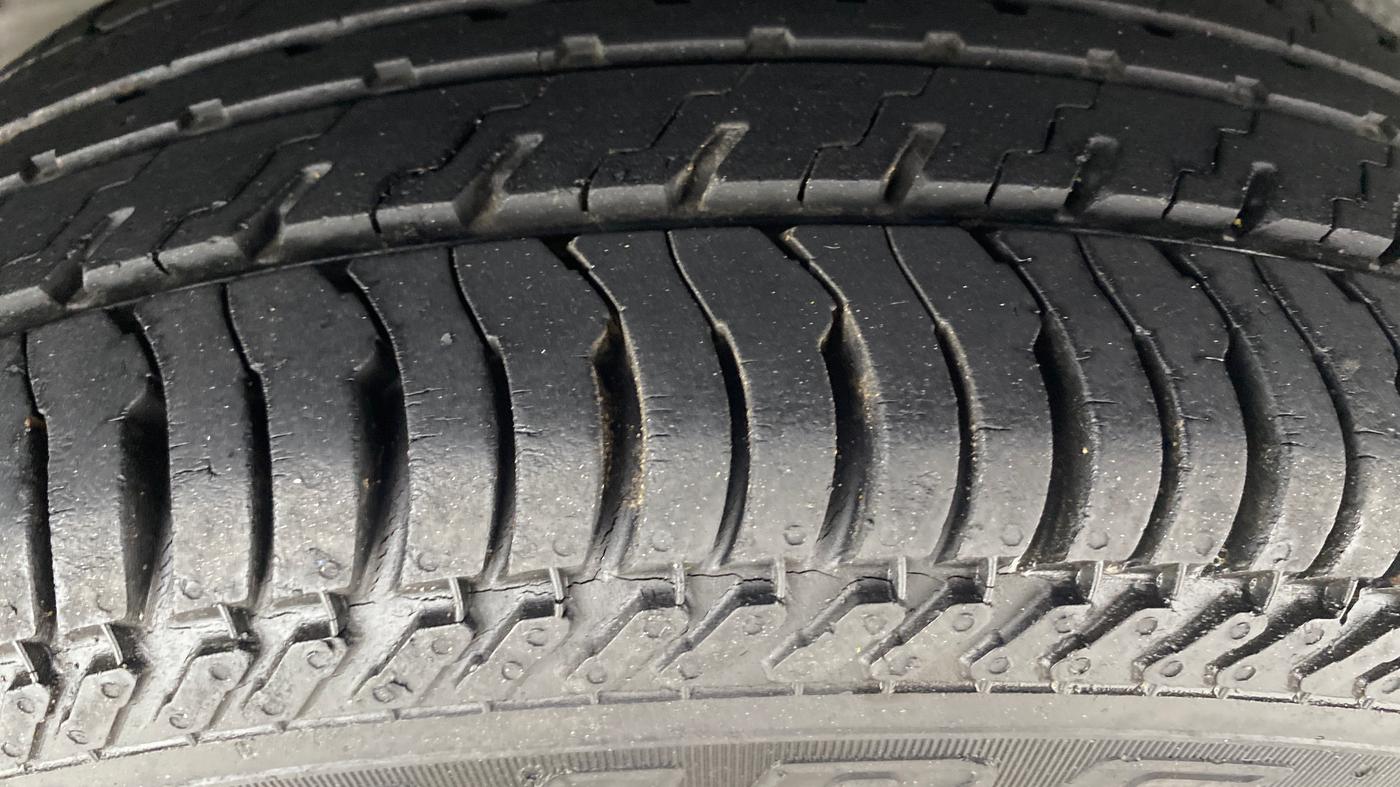 2017 Ford Figo Aspire TITANIUM 1.5 PETROL AT, Petrol, Automatic, 25,023 km, Left Rear Tyre Tread