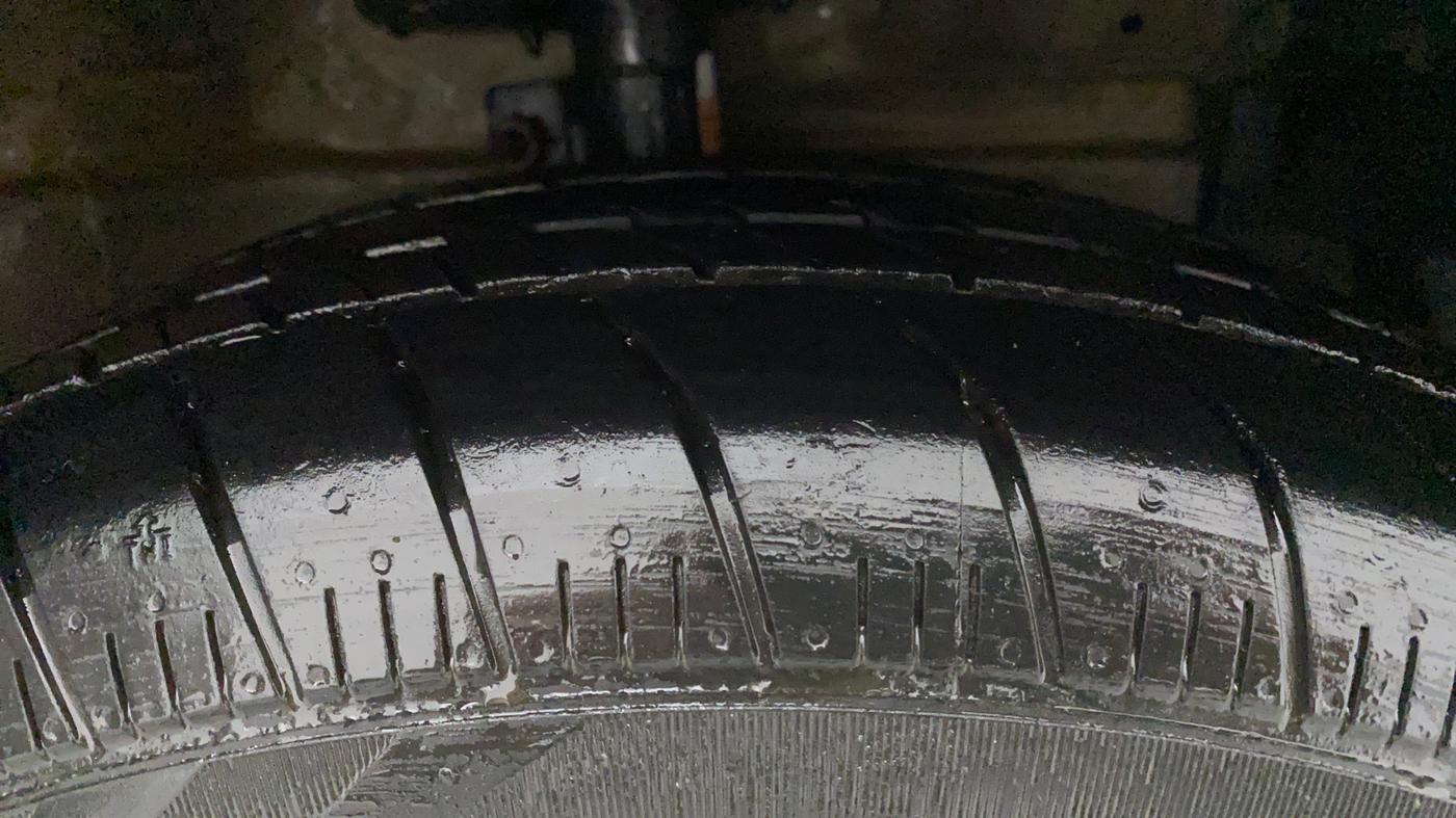 2016 Maruti Ciaz ZDI SHVS, Diesel, Manual, 85,590 km, Right Front Tyre Tread