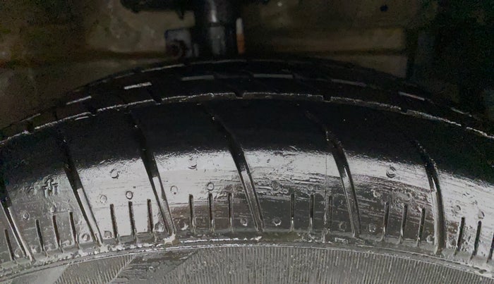 2016 Maruti Ciaz ZDI SHVS, Diesel, Manual, 85,590 km, Right Front Tyre Tread