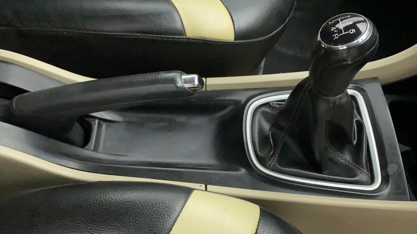 2016 Maruti Ciaz ZDI SHVS, Diesel, Manual, 85,590 km, Gear Lever