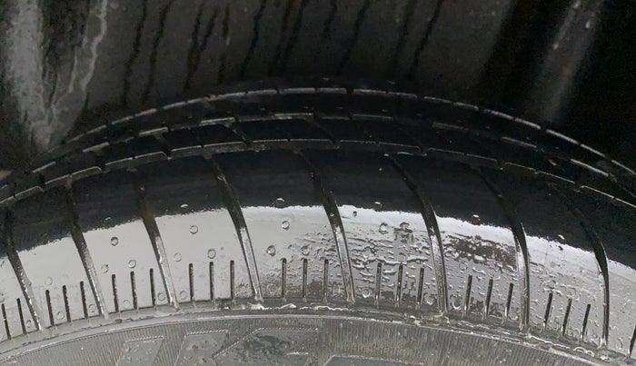 2016 Maruti Ciaz ZDI SHVS, Diesel, Manual, 85,590 km, Left Rear Tyre Tread