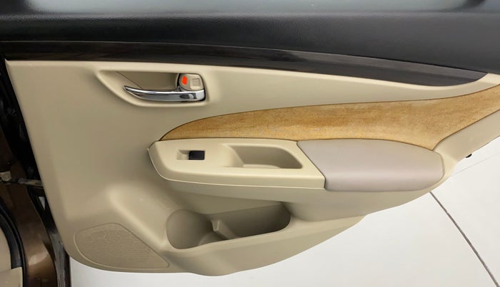 2016 Maruti Ciaz ZDI SHVS, Diesel, Manual, 85,590 km, Right rear door - Trim has minor damage