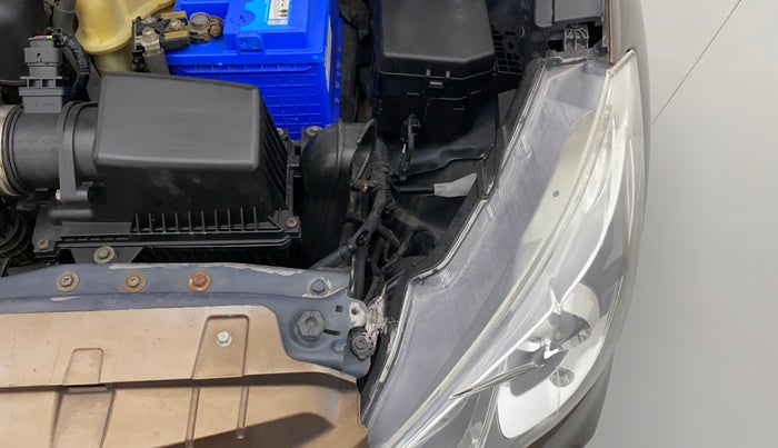 2016 Maruti Ciaz ZDI SHVS, Diesel, Manual, 85,590 km, Left headlight - Clamp has minor damage