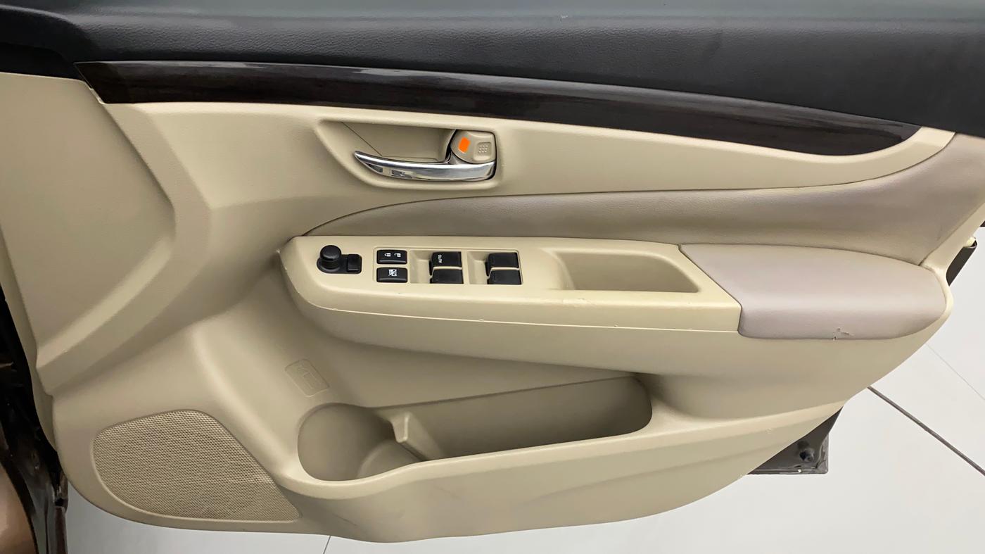 2016 Maruti Ciaz ZDI SHVS, Diesel, Manual, 85,590 km, Driver Side Door Panels Control