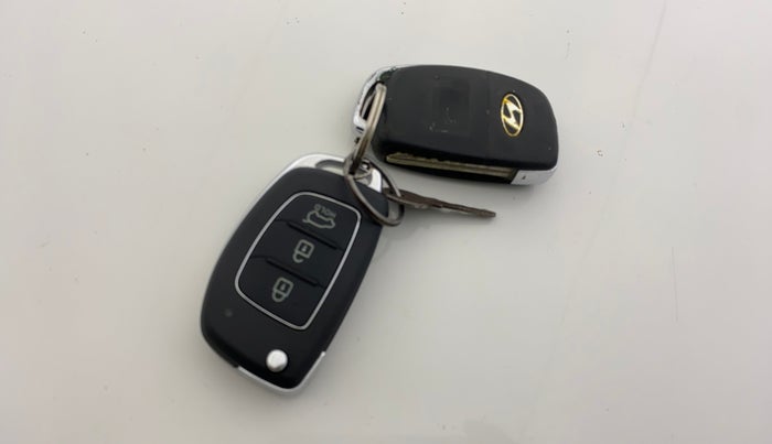 2015 Hyundai Xcent S 1.2, CNG, Manual, 97,853 km, Key Close Up