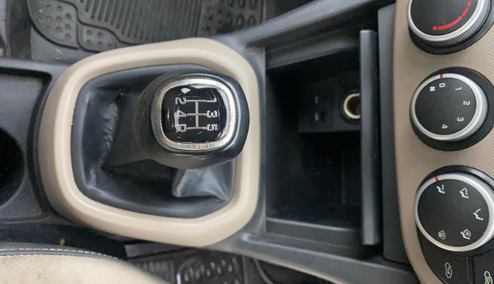 2015 Hyundai Xcent S 1.2, CNG, Manual, 97,853 km, Gear Lever